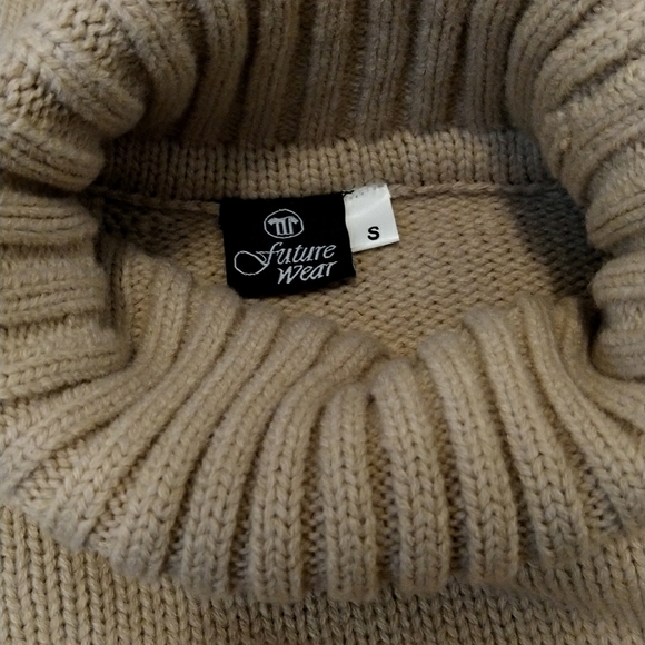 Future Wear TN sweater - NWOT - Picture 5 of 6